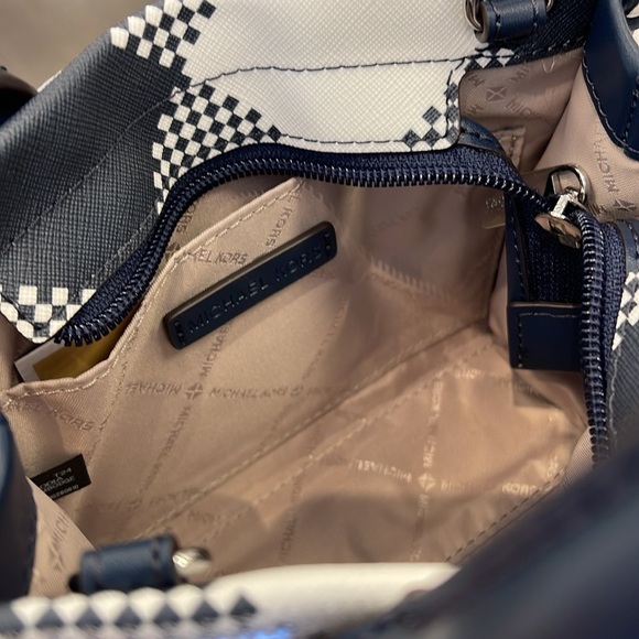 Michael Kors Mirella Extra-Small Logo Crossbody XBODY Shopper Bag
Navy 
NWT - Picture 14 of 16